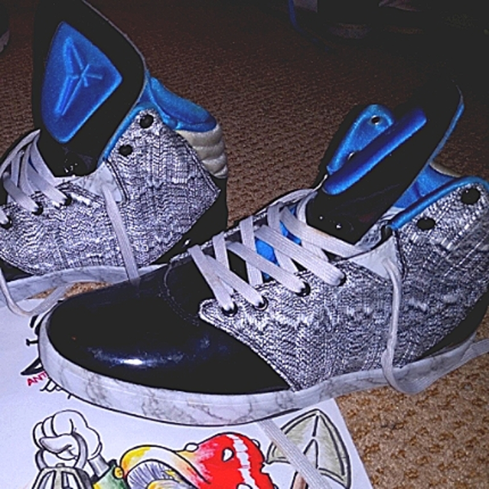 🔥🔥Nike KOBE NSW Lifestyles, size 10, black+platinum🔥🔥🏛️